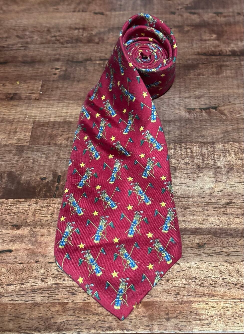 Tommy Hilfiger 100% Italian Silk Tie Red Golf Bag Pattern 57 x 3.75 in